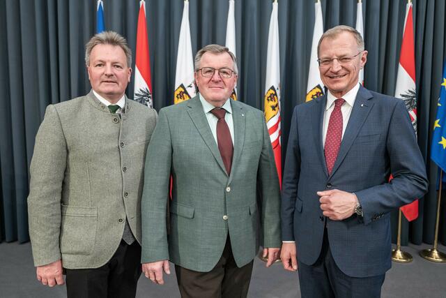 Mallinger Alois (m) mit Bürgermeister Martin Dammayr (l) und Landeshauptmann Thomas Stelzer (r) bei den Feierlichkeiten zur Verleihung des Silbernen Verdienstzeichens. | Foto: Land OÖ