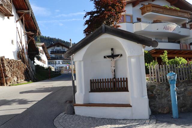 Eine der vielen kleinen sakralen Gebäude im Dorfkern von Fiss. | Foto: Seelos