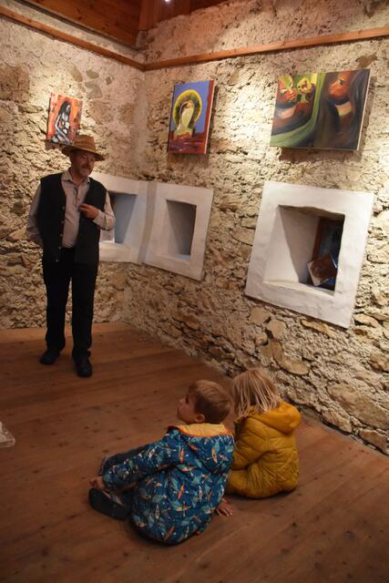 Ausstellungseröffnung im Scheibbser Pulverturm: Der Kulturförderverein "Die KunstStifter" feiert seine Wiederauferstehung. | Foto: Roland Mayr