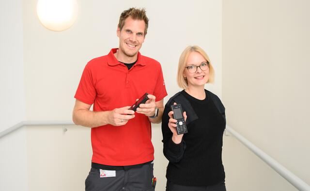 Projektleiter Rene Penz und Olga Kroll (Security Eingangskontrolle) mit den neuen DECT-Geräten. | Foto: Krankenhaus Braunau