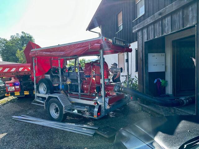 Mit Großpumpen wurden Keller und Garagen ausgepumpt. | Foto: Landesfeuerwehrverband Tirol/Wegscheider