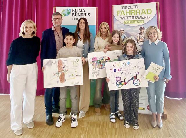 Die Bezirkssiegerinnen und -sieger des Crazy Bike Malwettbewerbs in Lienz mit ihren bunten Fantasierädern. | Foto: Klimabündnis Tirol