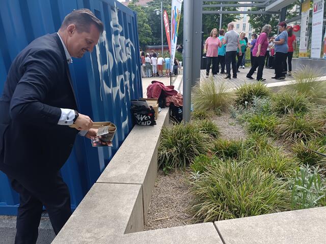 Marcus Franz widmete sich den Stummeln während andere tanzten