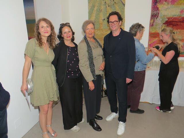 Celina von Harten, Bezirks-Vizin Isabella Uhl (Grüne), Beate von Harten (v.l.) und Bezirksvorsteher Markus Reiter (Grüne) bei der Ausstellung.