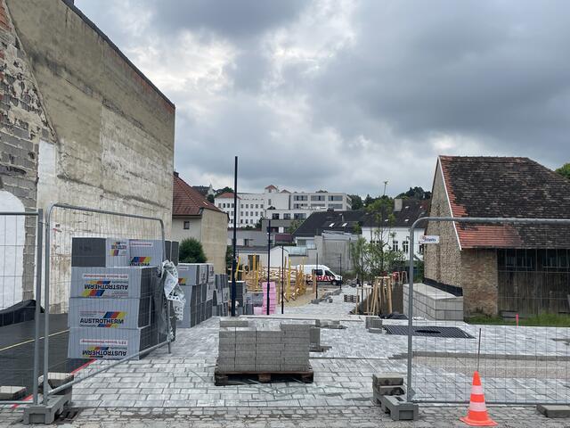 Wo aktuell noch eine große Baustelle herrscht, entsteht eine grüne Oase für die Mattersburger Bevölkerung.  | Foto: Jennifer Flechl