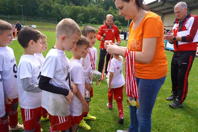 OÖ Familienbund-Geschäftsführerin Ana Aigner übergab im Rahmen der Familienbund-Kids-EM 2024 die Medaillen an die Gewinner der U7 Askö Ohlsdorf. | Foto: OÖ Familienbund