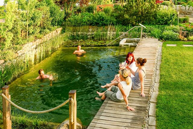 Erlebe den Luxus eines eigenen Badeparadies, das für dich und deine Familie unvergessliche Momente bringt. | Foto: Zangl Gartengestaltung