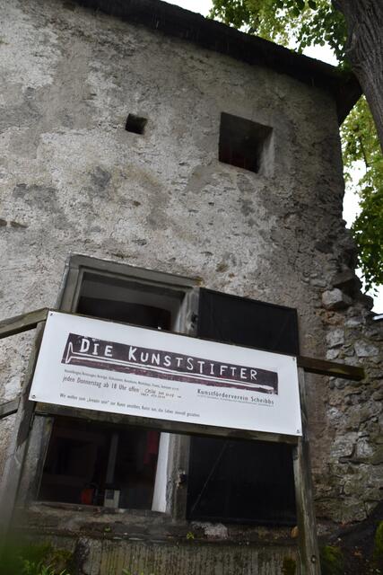 Ausstellungseröffnung im Scheibbser Pulverturm: Der Kulturförderverein "Die KunstStifter" feiert seine Wiederauferstehung. | Foto: Roland Mayr