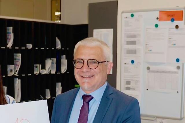 Direktor Reinhard Pöllabauer vom Gymnasium Harberg hält die Abschaffung für richtig. Mittelfristig gehe es aber darum, Künstliche Intelligenz sinnvoll und geregelt in die Bildung zu integrieren. | Foto: zVg