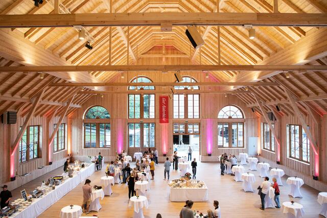 Während der regulären Öffnungszeiten verwöhnt die hauseigene Gastronomie mit wechselnden, saisonalen Gerichten, Süßspeisen sowie heißen und kalten Getränken.  | Foto: Gut Aiderbichl