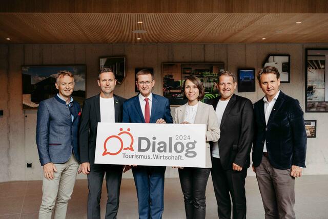 Werner Pamminger, GF Business Upper Austria, Martin Öller, Gründer Loxone, Wirtschafts- und Tourismus-Landesrat Markus Achleitner, Keynote-Speakerin Christiane Varga, Thomas Moser, Gründer Loxone und Andreas Winkelhofer, GF Oberösterreich Tourismus.  | Foto: Stöbich