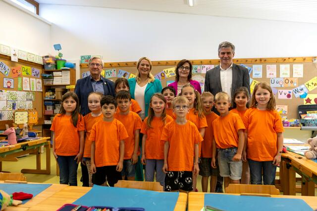 Josef Kolby (Bürgermeister Mönchhof), Bildungslandesrätin Daniela Winkler, Monika Hautzinger (Direktorin VS Mönchhof), Werner Zwickl (Schulqualitätsmanager) mit Kindern der VS Mönchhof | Foto: Büro LRin Winkler/Novak