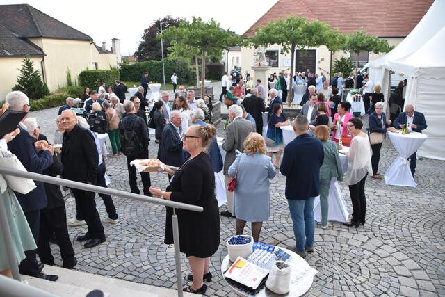 Im Anschluss an die feierliche Eröffnung wurde noch zur Agape geladen.  | Foto: Stefan Schneider