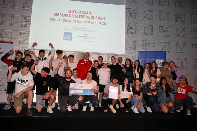 Der mit 300 Euro ausgezeichnete Sonderpreis des Roten Kreuzes Salzburg in an die Mittelschule Saalfelden mit ihrem Projekt „Social Awareness – Variety matters!“. | Foto: Stefanie Schenker / Rotes Kreuz Salzburg