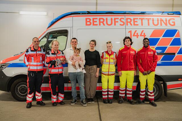 Zwei Wochen nach der Geburt bedankte sich die Familie persönlich bei den Teams der Berufsrettung und des Samariterbunds. | Foto: Berufsrettung Wien