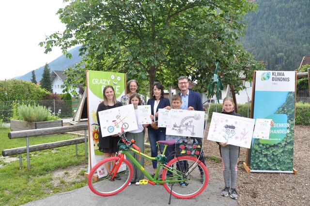 Auch die Erwachsenen freuten sich gemeinsam mit den Kindern über ihre tollen Bilder.