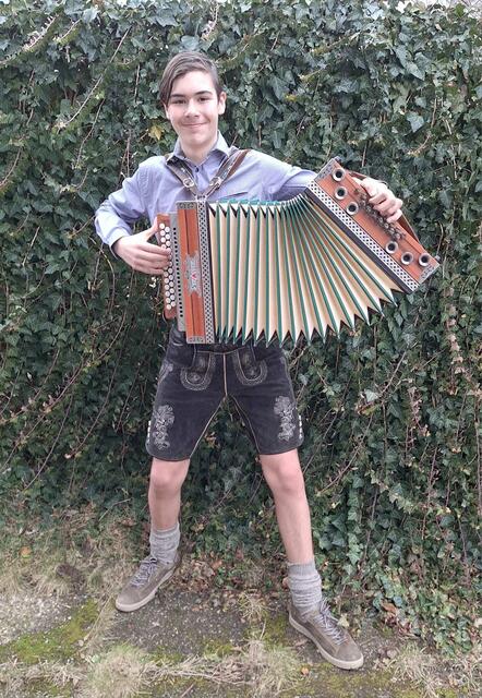 Der 14-jährige David Reiter aus St. Michael spielte sich genau wie Clemens Bechter, 12, aus St. Peter-Freienstein, mit seiner Harmonika unter die 15 besten Harmonikasolisten der Steiermark. | Foto: KK
