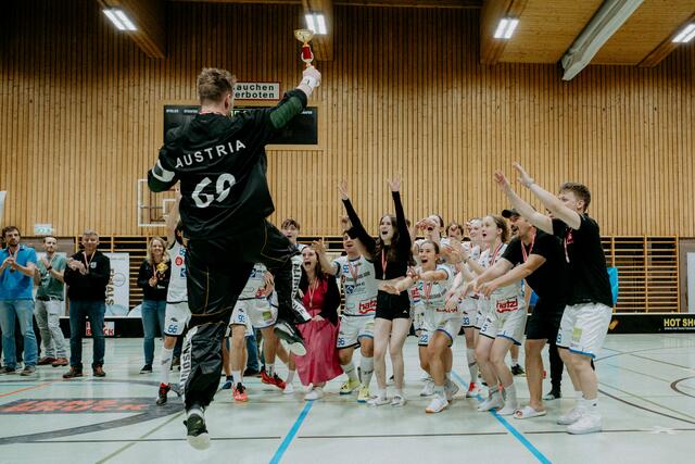 Georg Leitner präsentiert die Trophäe dem jubelnden Team. | Foto: Sport Austria / GEPA pictures / Daniel Schoenherr