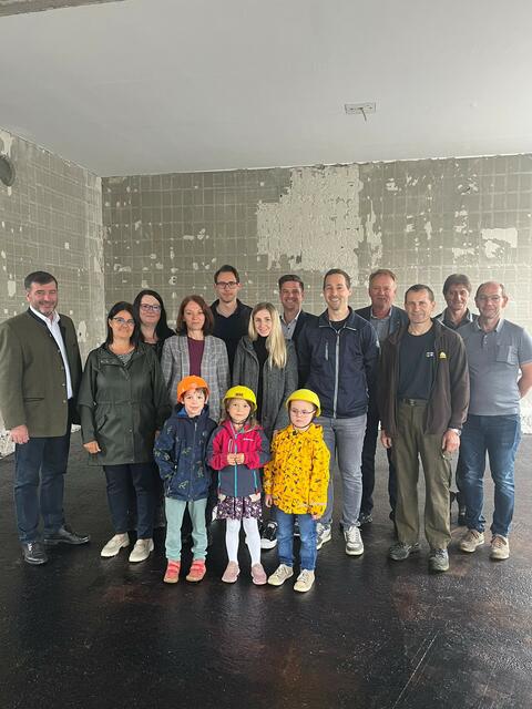 v.li.n.re.: Die Kinder - Martin, Marlene und Felix
2. Reihe: LAbg. Josef Edlinger, Gerda Prießner (Elementarpädagogin), Bgm. Eva Schachinger, Ulrike Klammer (Kindergartenleiterin), Alexander Ziegelwanger (Geschäftsführer Elektro Expert Ziegelwanger), DI Julia Maier (Architekt Litschauer), ARCH. DI Reinhard Litschauer, ING. Lukas Purker (Bauleitung Fa. SwietelskyAG, Standort Horn), Vbgm. Gerhard Steiner, Martin Hauer (Bauhofmitarbeiter), Josef Aschauer (Bauhofleiter), Manfred Widhalm (Elektro Expert Ziegelwanger) | Foto: privat