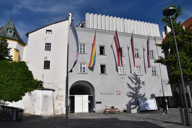Die FPÖ verlangt eine Abnahme der Fahne. | Foto: Barbara Fluckinger