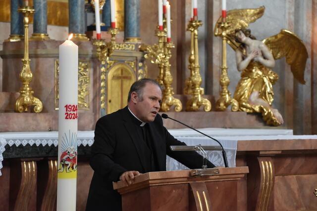Pfarrer Alexander Wessely fand passende Begrüßungsworte an die zahlreichen Besucherinnen und Besucher | Foto: Stefan Schneider