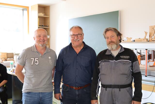Markus Lenz (Fachbereichsleiter Elektro), Direktor Klaus Fink und Alexander Moser (Fachbereichsleiter Metall), (v.l.).  | Foto: Elisabeth Zangerl