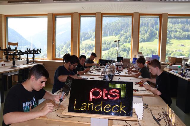 Schüler der Polytechnischen Schule Landeck fertigten LED-Bilder für den guten Zweck.  | Foto: Elisabeth Zangerl