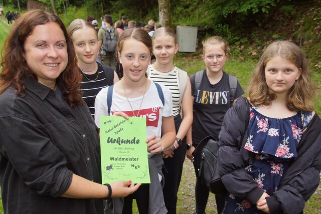 Die Arbeitsgemeinschaftsleiterin für Biologie und Umweltkunde des Bezirkes Rohrbach Anja Lindorfer (l) zeichnete auch die  2.b Klasse der Mittelschule Ulrichsberg mit dem Titel Waldmeister aus.  | Foto: Helmut Eder