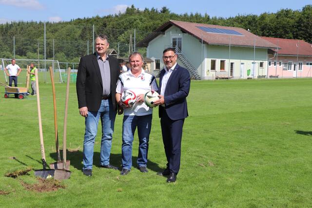 Beim Spatenstich (v. l.): Bürgermeister Johannes Fankhauser, TSU-Handenberg-Obmann Stefan Zagler und LAbg. Klaus Mühlbacher. | Foto: Ebner