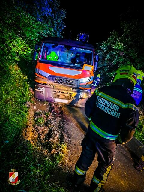 Da ging nichts mehr. Ein Kran-Lkw blieb im aufgeweichten Straßengraben stecken. | Foto: FF Mooskirchen