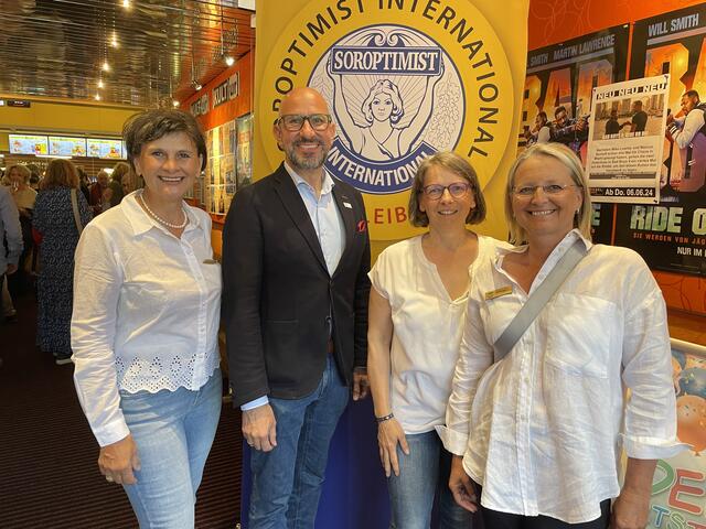 Präsidentin Brigitte Hernach mit Bürgermeister Michael Schumacher, Petra Harkamp und Bettina Robier-Müller | Foto: Waltraud Fischer