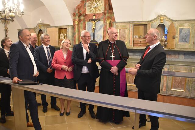 Museumsleiter Bernhard Weinhäusel (r.) führte eine illustre Gruppe durch das Museum in der Bergkirche Eisenstadt | Foto: Stefan Schneider