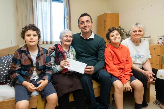 Enkelsohn Maksim Dumtsev, Jubilarin Mariia Petrenko, GR Nisret Bujari, Enkelsohn Stepan Dumtsev und Tochter Nila Petrenko. | Foto: 2024psb/c.kollerics