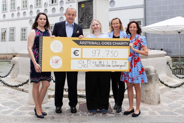 Beim diesjährigen Wiener Ärzteball kamen mehr als 97.000 Euro für StoP - Stadtteile ohne Partnergewalt zusammen.  | Foto: Ärztekammer für Wien/Michaela Obermair