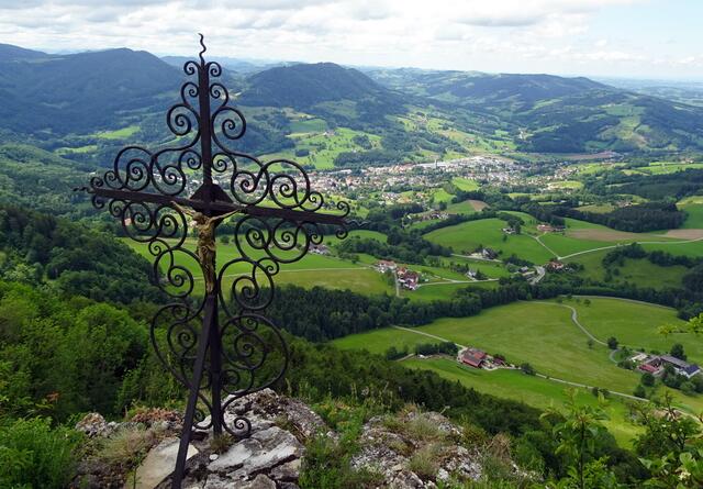 Blick vom Blassenstein-Gedenkkreuz nach Scheibbs hinunter