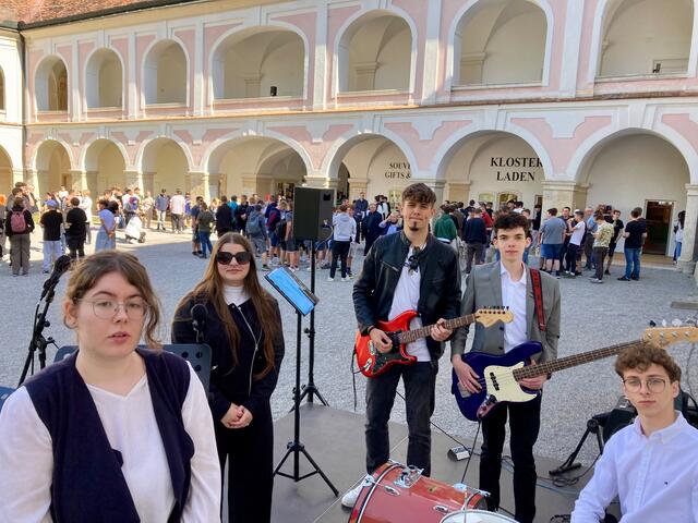 Jasmin, Elena, Elias, Paul, Oliver unterhielten die Lehrlinge. | Foto: HAK OP