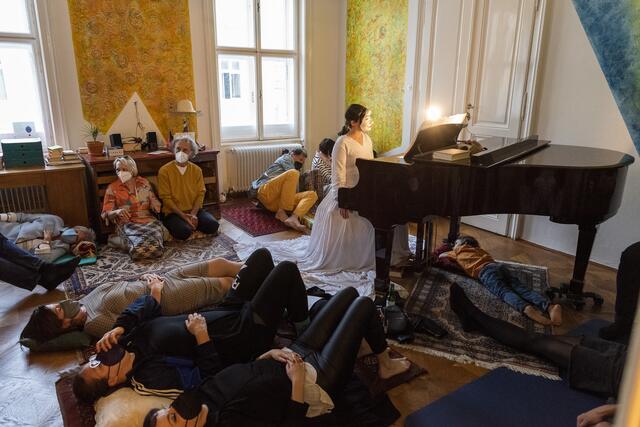 Eine Bühne kann alles sein. Vom Wohnzimmer bis zur Straßenecke.  | Foto: Salonparcours