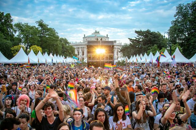 Wegen der Regenbogenparade steht der Verkehr am Samstag rund um den Ring Kopf. (Archiv) | Foto: Martin Darling