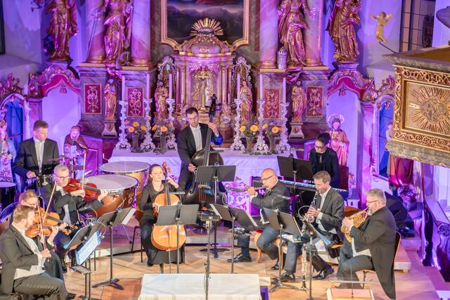 Die Pfarrkirche Scheffau verwandelte sich in einen klangvollen Konzertsaal.  | Foto: Gmedia