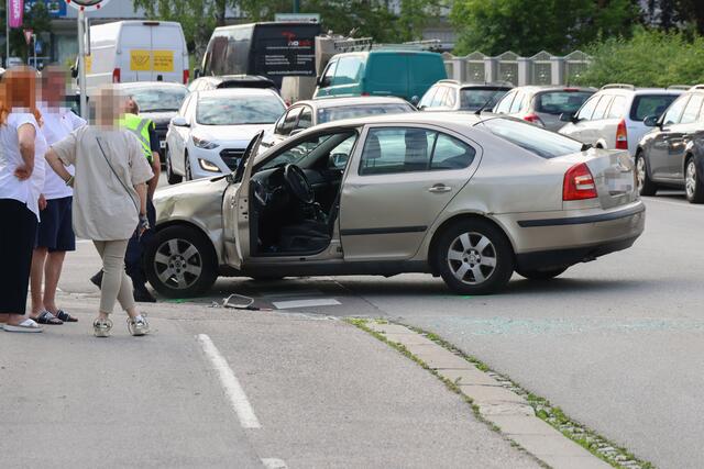 Ersthelfer befreien verletzte Lenkerin aus ihrem Skoda nach Crash in Wels-Vogelweide. | Foto: laumat.at
