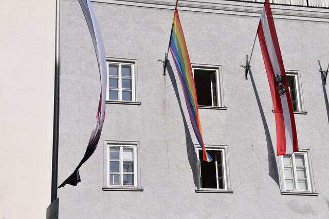 Diese Fahne ist der Stein des Anstoßes. Die JUNOS verstehen nicht, wie ein Regenbogen so stark zum Politikum gemacht werden kann. | Foto: Barbara Fluckinger