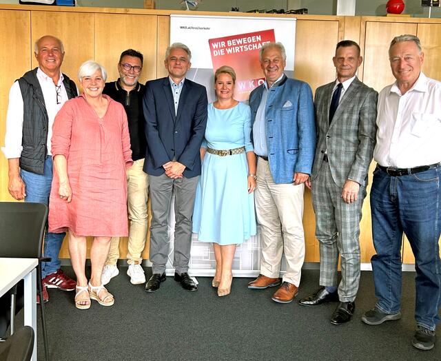 Sparten- und Fachgruppenobfrau NR Rebecca Kirchbaumer (4.v.r.) freute sich, hochkarätige Vertreter:innen der Tankstellen-Branche aus Deutschland, Italien und Österreich zum 1. Europäischen Branchentreff „Tankstelle“ in Innsbruck begrüßen zu können. | Foto: © WK Tirol