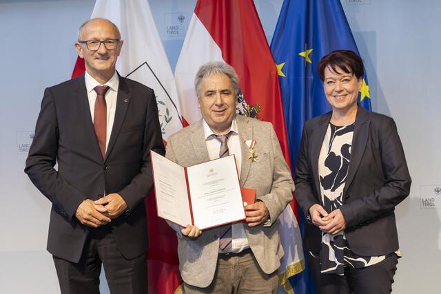 Landeshauptmann Anton Mattle, Manfred Merten sowie Landtagspräsidentin Sonja Ledl-Rossmann | Foto: Land Tirol/Die Fotografen