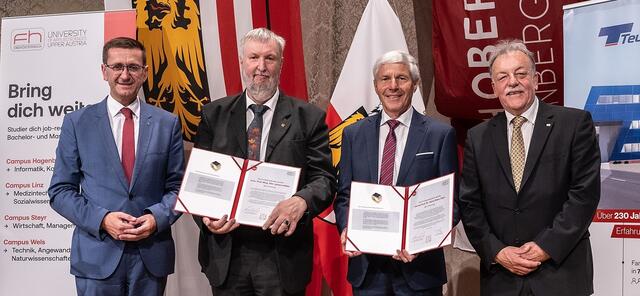 Von links: Landesrat Markus Achleitner, Ehrenringträger Johann Höller, Ehrenringträger Hans Peter Zierl und Gerald Reisinger, Präsident der FH OÖ. | Foto: Land OÖ/Tina Gerstmair