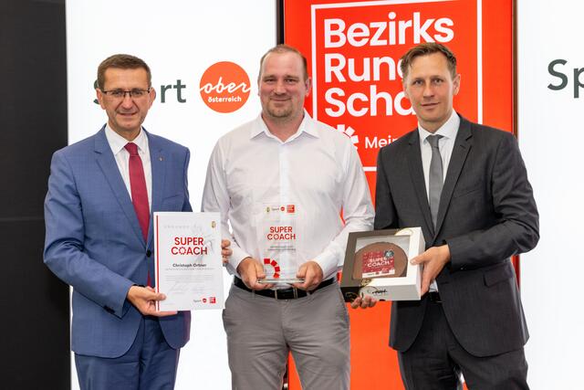 Bezirkssieger in Grieskirchen/Eferding Christoph Ortner (m.) bei der Preisverleihung mit Landesrat Markus Achleitner (l.) und Chefredakteur Thomas Winkler (r.). | Foto: BRS/Erwin Pils