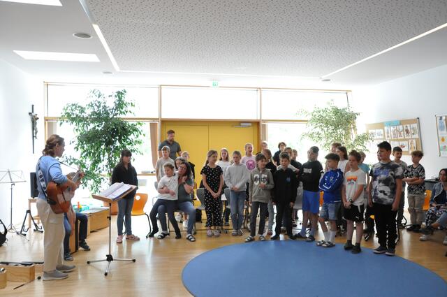 Zur Feier des Tages sangen die Volksschüler mehrere Lieder.