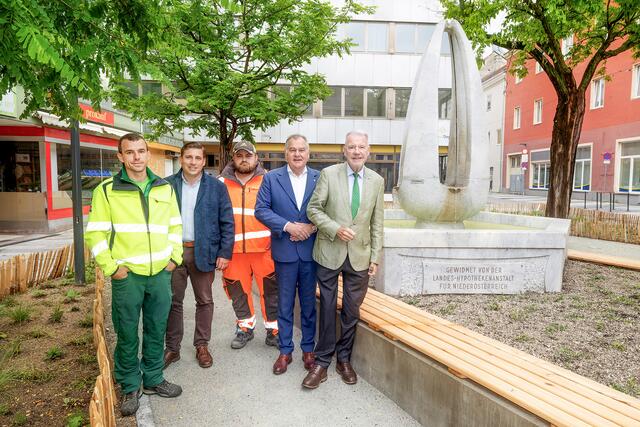 Hypo Brunnen: Michael Riegler (Grünraum Stadt Wiener Neustadt), Grünraum Stadt Wiener Neustadt-Leiter Florian Fux, Oliver Vollnhofer, Infrastrukturstadtrat LAbg. Franz Dinhobl und Bürgermeister Klaus Schneeberger. | Foto: Stadt Wiener Neustadt/Weller
