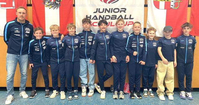 Sportlehrer Thomas Hartl mit den Schülern der 2s Klasse/Sportmittelschule Kitzbühel. | Foto: MS Kitzbühel
