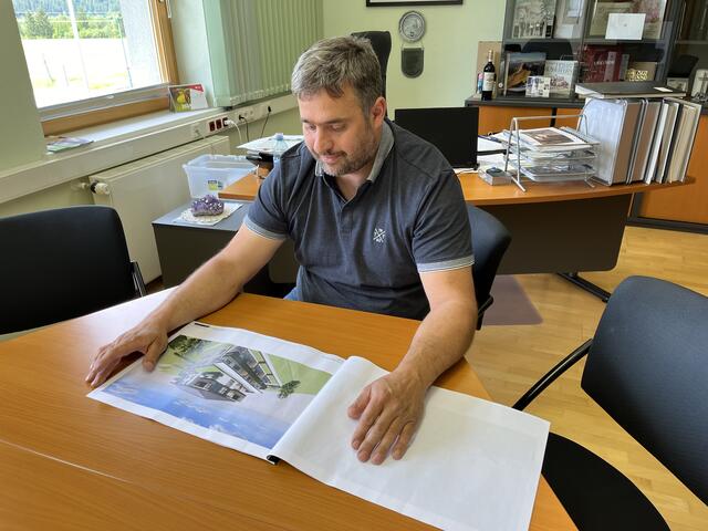 Richard Wörle mit der Visualisierung der Wohnanlage. | Foto: Wörle