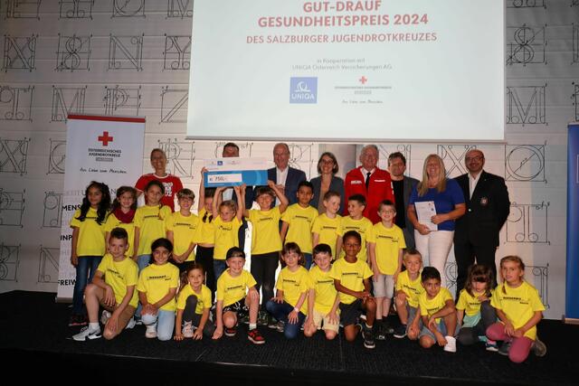 Die Volksschule Bruck erhielt für die fächerübergreifende Initiative „Wir sind Kinder einer Welt“ den mit 750 Euro dotierten zweiten Platz zugesprochen. | Foto: Stefanie Schenker / Rotes Kreuz Salzburg